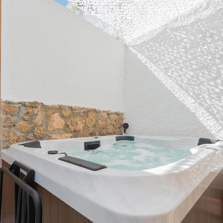 Casa Folimanka, 250sqm Garden Duplex with Jacuzzi, Sea View & Cinema - Two-Bedroom Apartment - 5