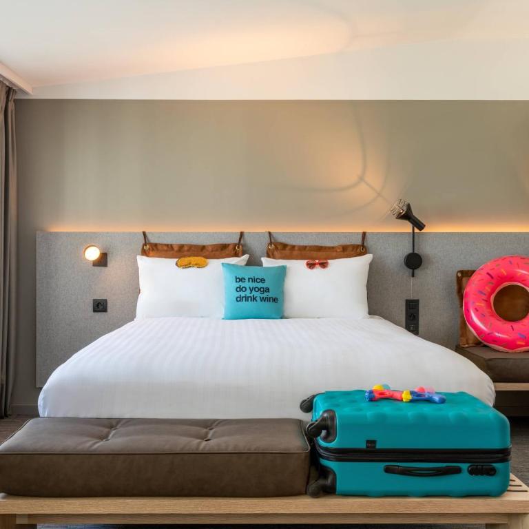 Moxy Bordeaux - Chambre Lit Queen-Size Moxy Mega Sleeper avec Canapé-Lit - 1