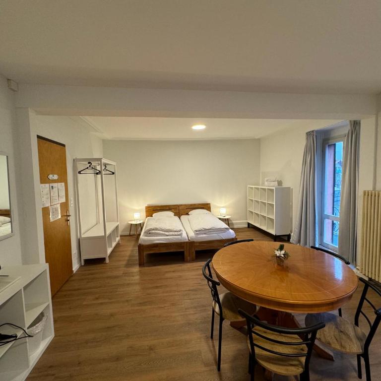 Downtown Family&Friends - Grindelwald Family Room with Balcony and Shared Bathroom and Shared Kitchen - 2