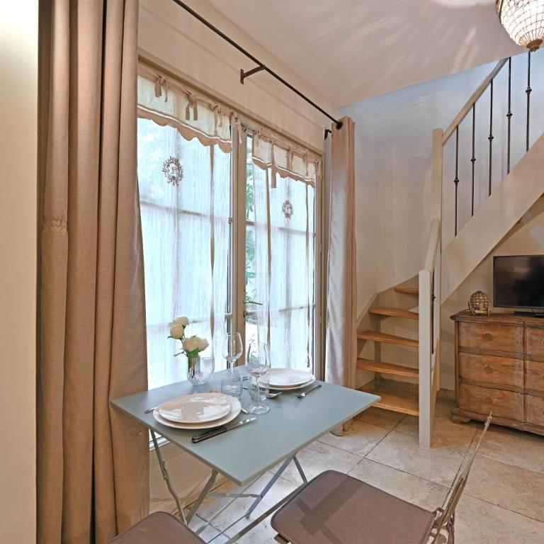 Au cœur des Papes, dans bâtisse de charme studios & appartements en cœur de ville - Apartment - auf 2 Etagen - 13