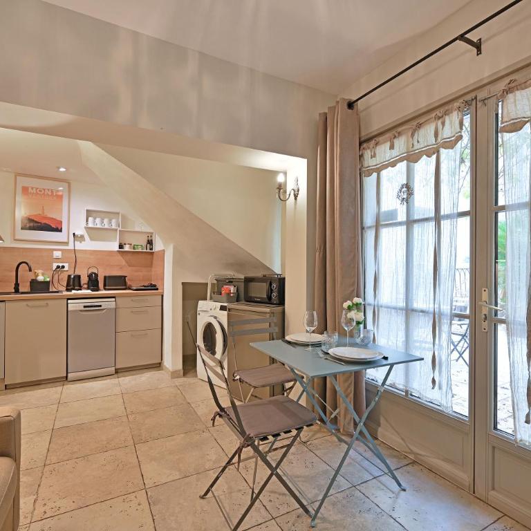 Au cœur des Papes, dans bâtisse de charme studios & appartements en cœur de ville - Apartment - auf 2 Etagen - 1