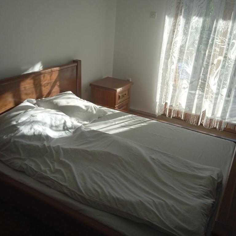 Sobe Nevenka - Dvokrevetna Soba sa Bračnim Krevetom i Popločanim Dvorištem - 2