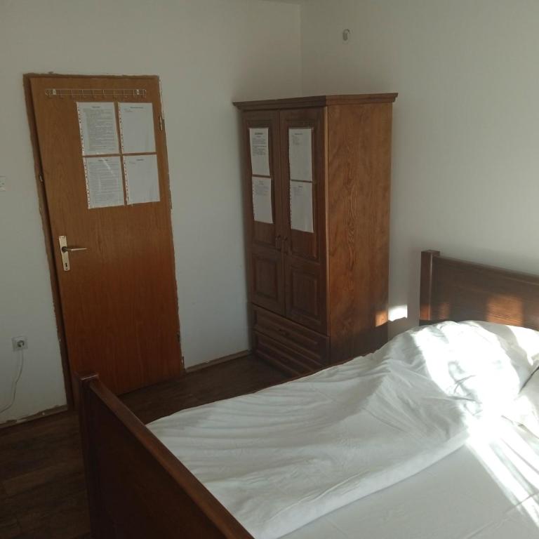 Sobe Nevenka - Dvokrevetna Soba sa Bračnim Krevetom i Popločanim Dvorištem - 3