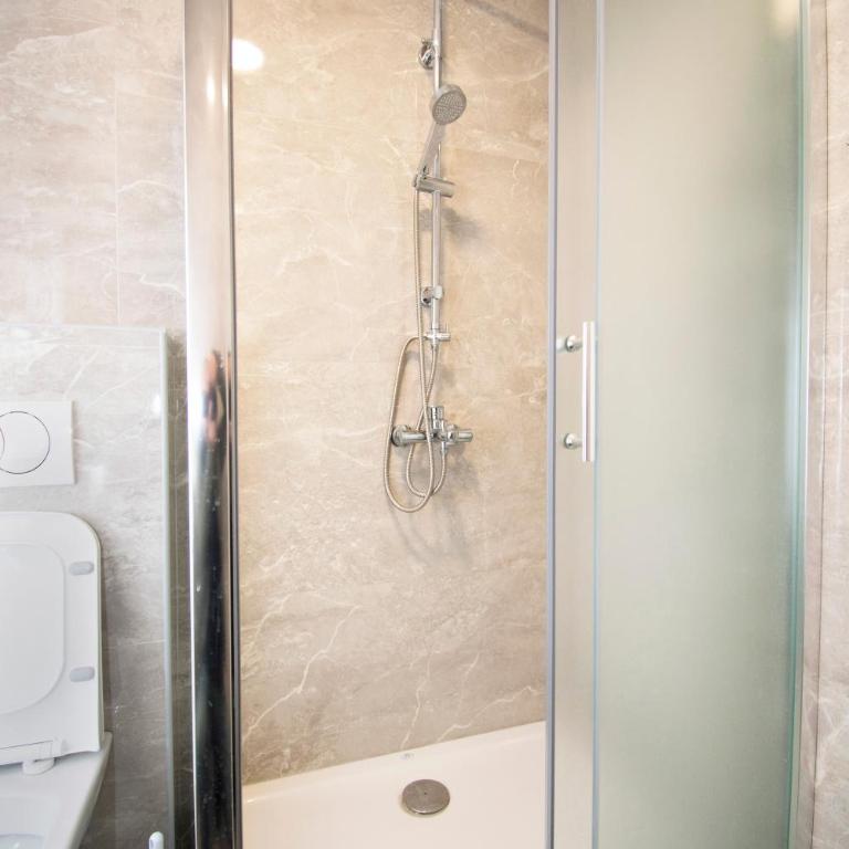 Apartmani Sebastijan - Dvokrevetna Soba sa Bračnim Krevetom i Sopstvenim Kupatilom - 4