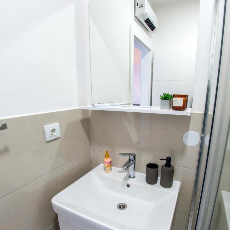 Maxim Apartments - Studio with Balcony - 10