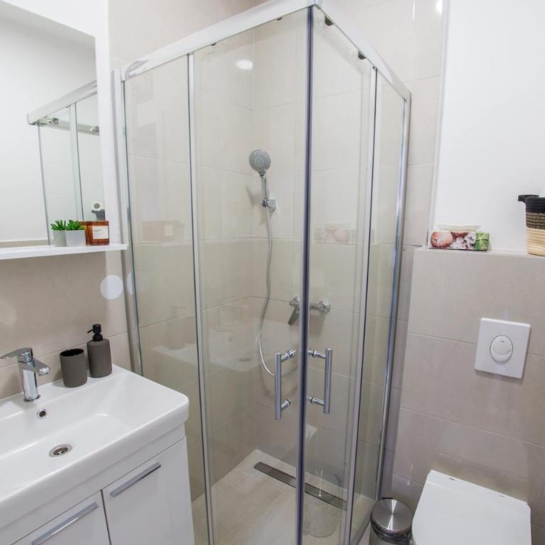 Maxim Apartments - Studio with Balcony - 6