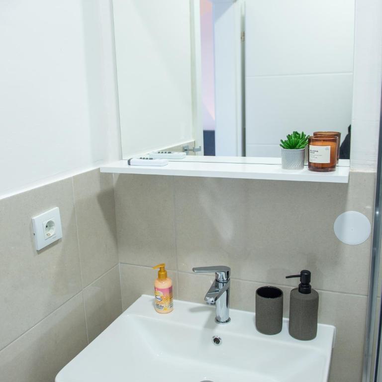 Maxim Apartments - Studio with Balcony - 16