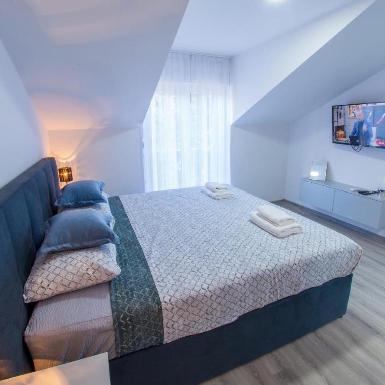 Maxim Apartments - Studio with Balcony - 7