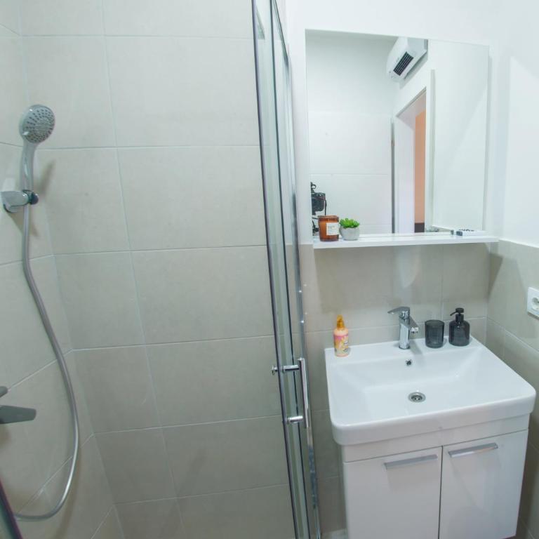 Maxim Apartments - Studio with Balcony - 10