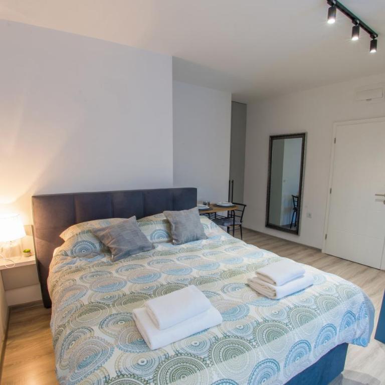 Maxim Apartments - Studio with Balcony - 4