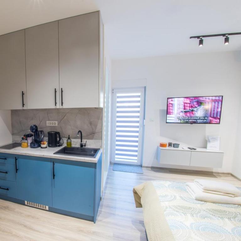 Maxim Apartments - Studio with Balcony - 3