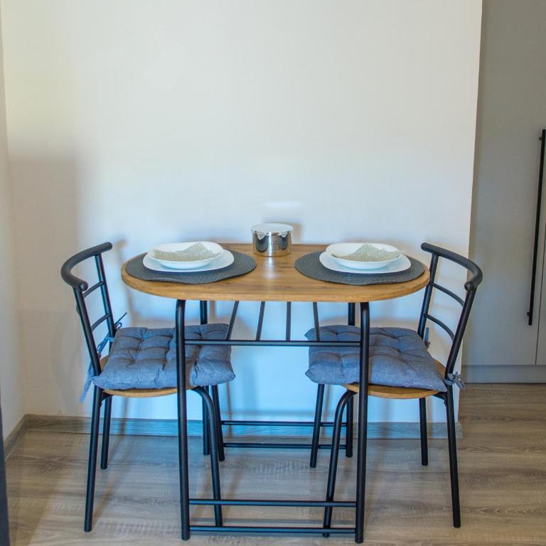 Maxim Apartments - Studio with Balcony - 12