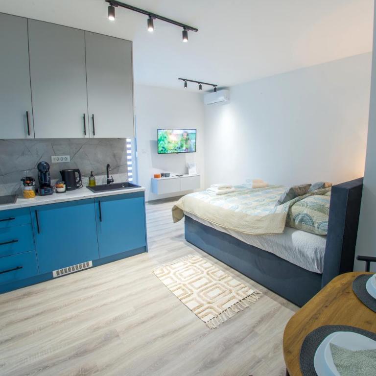 Maxim Apartments - Studio with Balcony - 1