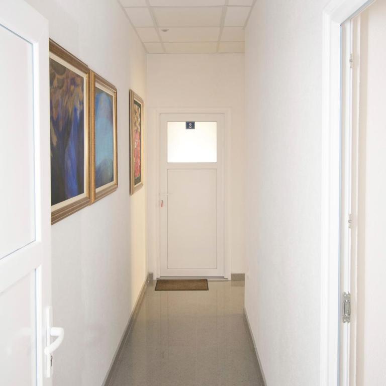Apartmani Sebastijan - Dvokrevetna Soba sa Bračnim Krevetom i Sopstvenim Kupatilom - 1