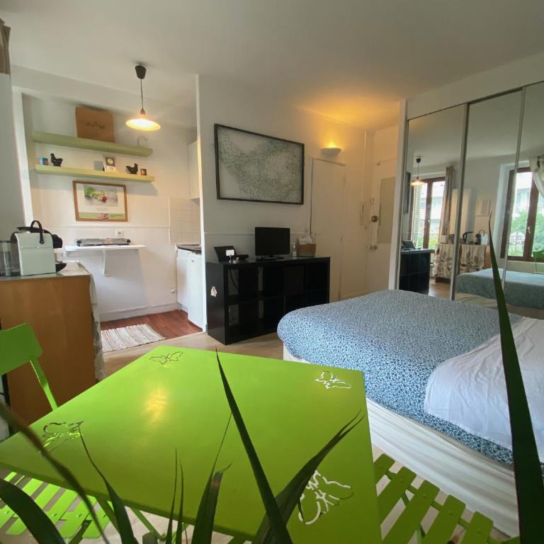 L'académie de Clémence, Guest House Paris-Roland-Garros - Chambre Double - Vue sur Jardin - 3