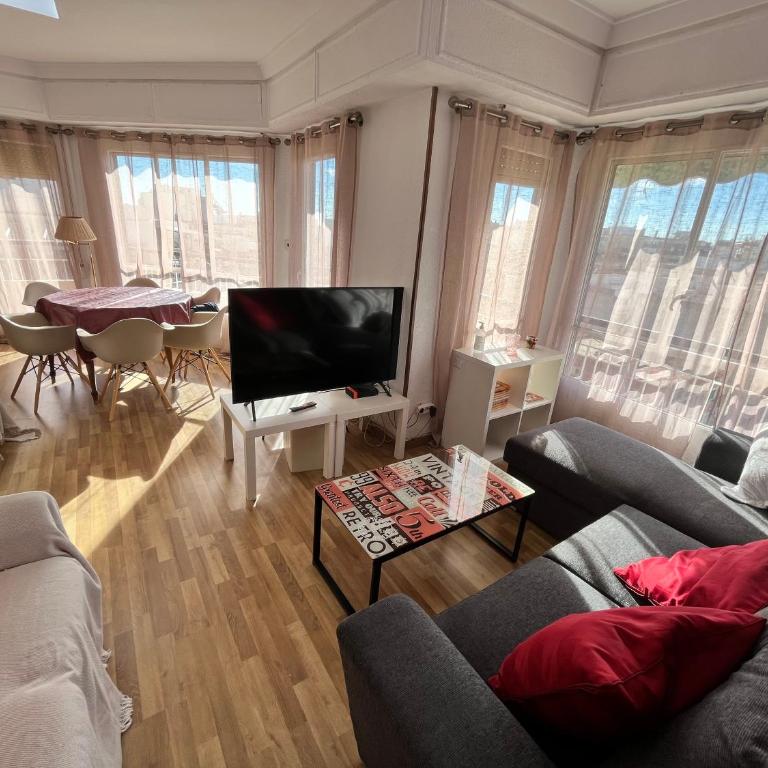 4 BEDROOMS -SENECA Center Apartment - Apartment - 3