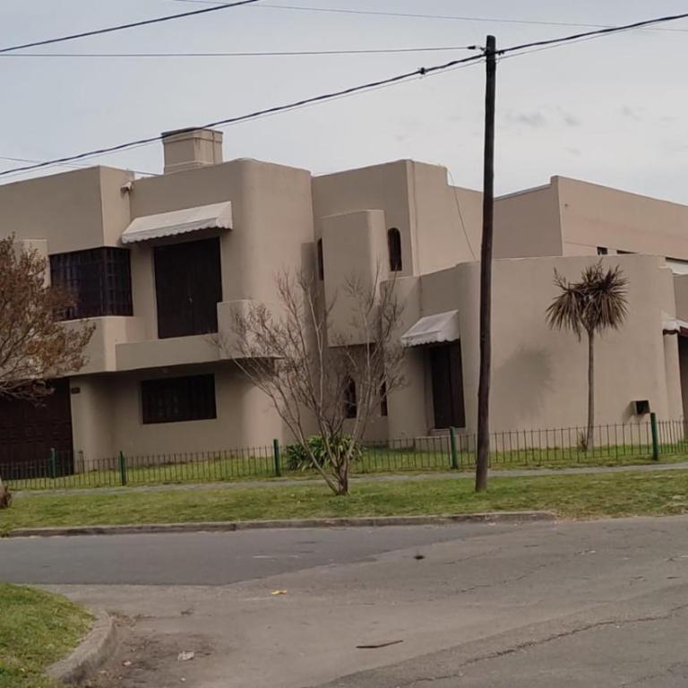 Casa grande en Mar del Plata, cochera, parrilla, parque, TV con wifii. IMPECABLE - Casa de 4 dormitorios - 1