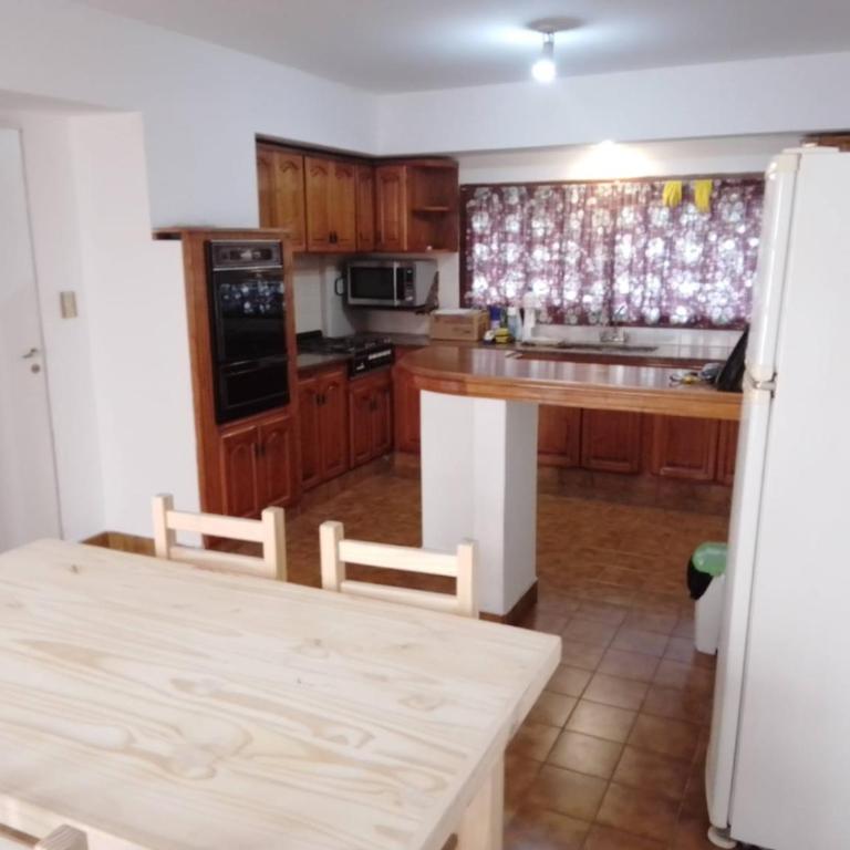 Casa grande en Mar del Plata, cochera, parrilla, parque, TV con wifii. IMPECABLE - Casa de 4 dormitorios - 3