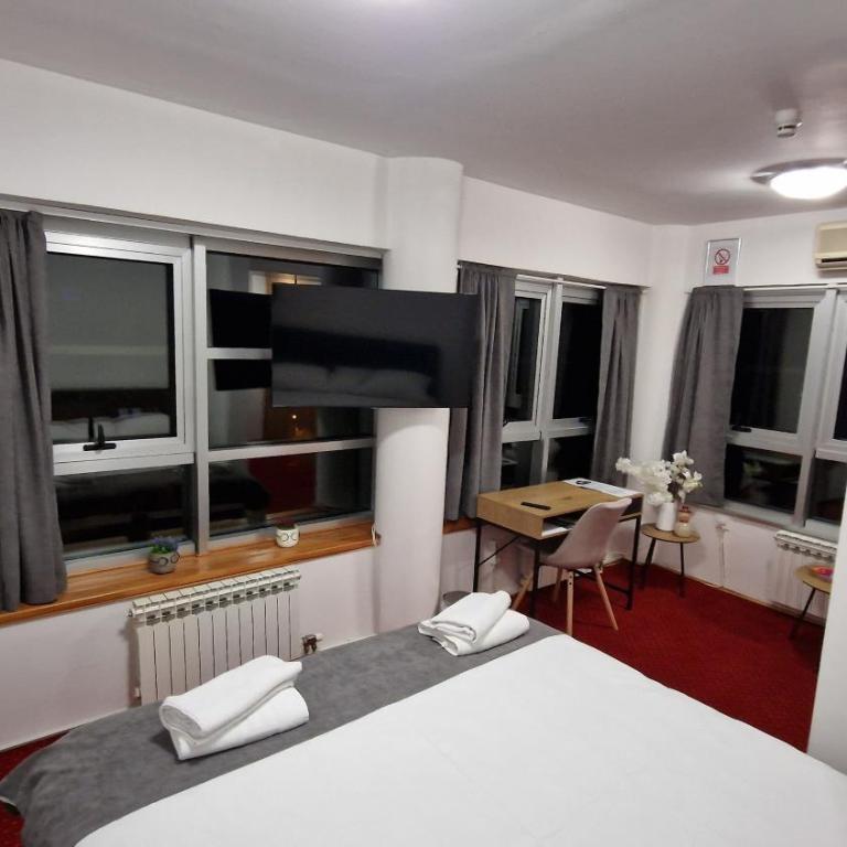 Olimpus Apartmani BD Banjaluka - Deluks Dvokrevetna Soba s Bračnim Krevetom (2 odrasle osobe + 1 dete) - 4