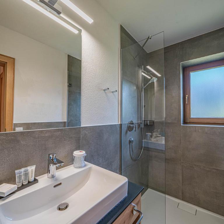 Appartements Andrea Cäciel - Alpline Appartements KG - Apartment mit Blick auf die Berge - 10