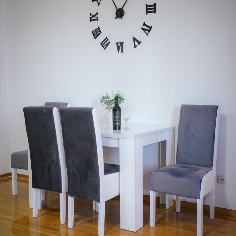 Smallville Apartment - One-Bedroom Apartment - 7