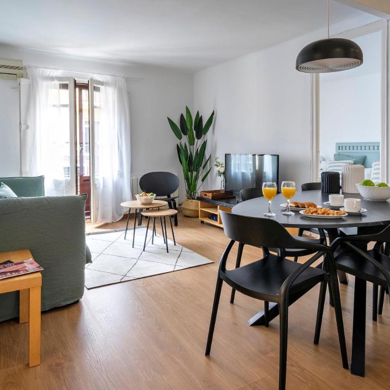 Habitat Apartments Art - Three-Bedroom Apartment (6 Adults) - 1