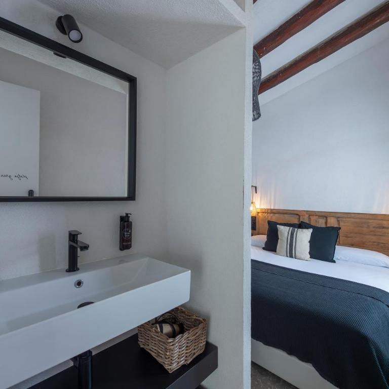 Hostal Boutique Es Menut - Habitación Doble Deluxe con terraza y vistas al mar - 6