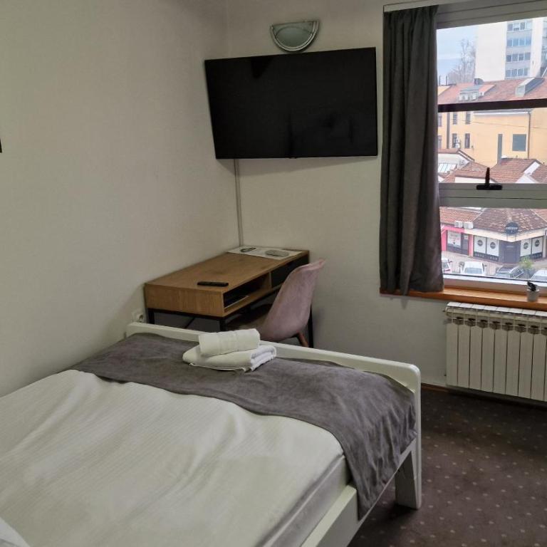 Olimpus Apartmani BD Banjaluka - Dvokrevetna Soba sa Bračnim Krevetom i Sopstvenim Kupatilom - 3