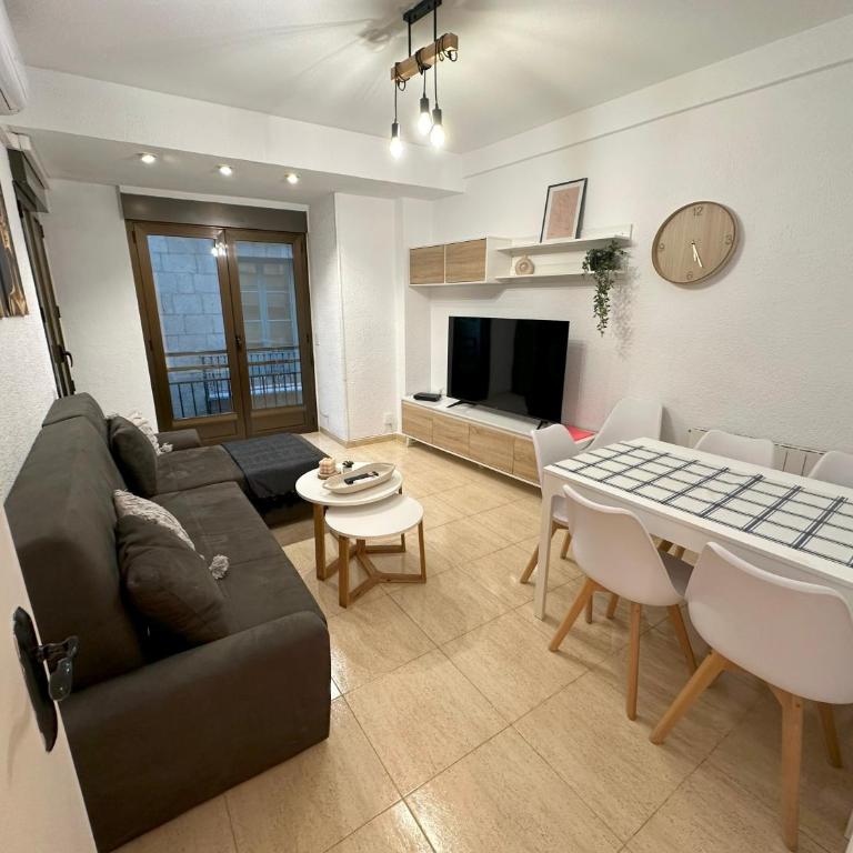Alicante Beach and Center - Two-Bedroom Apartment - 11