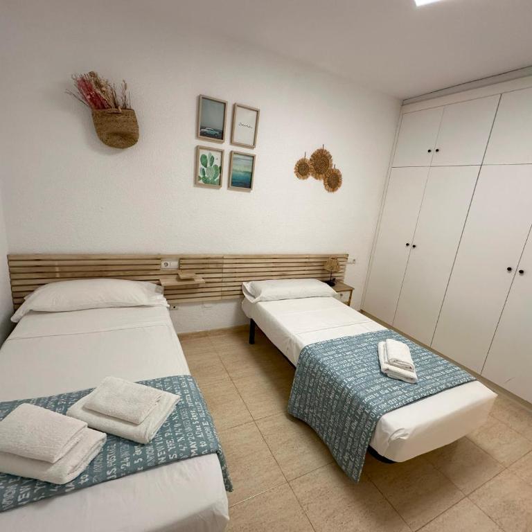 Alicante Beach and Center - Two-Bedroom Apartment - 34