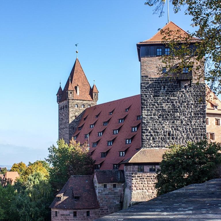 Altstadt - Exklusive 3-Zi-Wohnung für 6 Personen mit 90 qm, großer Dachterrasse, Parkplatz, WLAN - Apartment mit 2 Schlafzimmern - 54