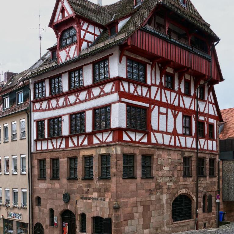 Altstadt - Exklusive 3-Zi-Wohnung für 6 Personen mit 90 qm, großer Dachterrasse, Parkplatz, WLAN - Apartment mit 2 Schlafzimmern - 53