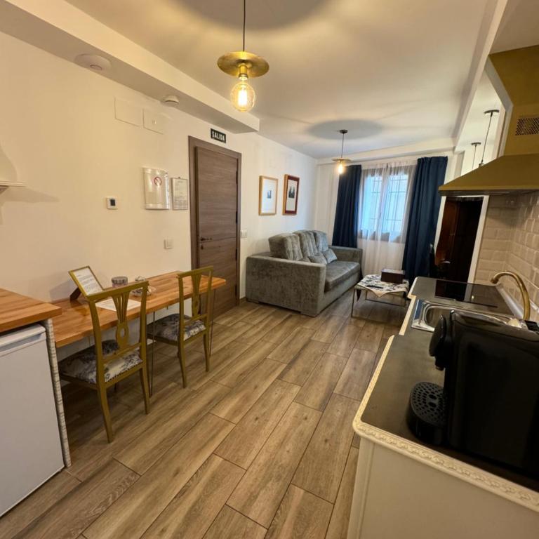 ATENEO CUENCA Suites con cocina en el casco histórico - Estudio Familiar - 1