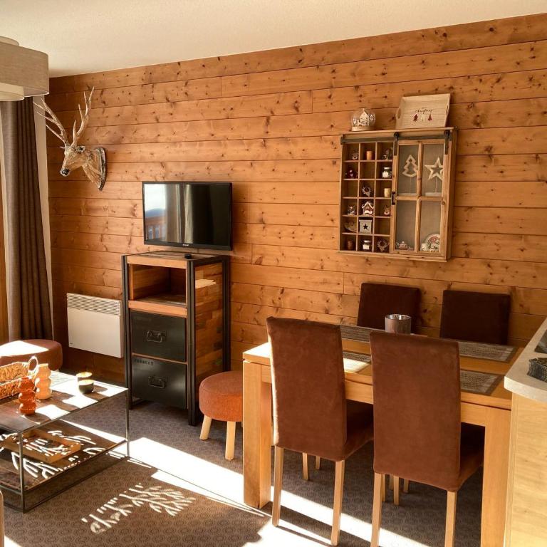 Bel appartement avec balcon et parking couvert - FR-1-464-217 - Appartement - 1