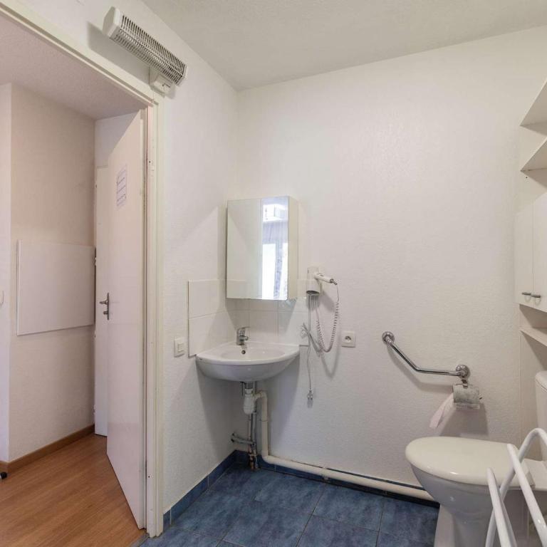T3 avec Jardin, Piscine, Sauna, Hammam - Proche Commodités, Ski et Thermes - 4 Pers, Luz-Saint-Sauveur - FR-1-402-135 - Appartement - 8