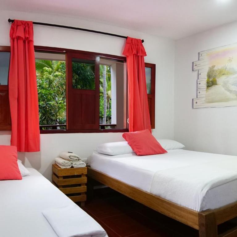 Playa Mareygua Hostal - Habitación Triple con vistas al jardín - 4