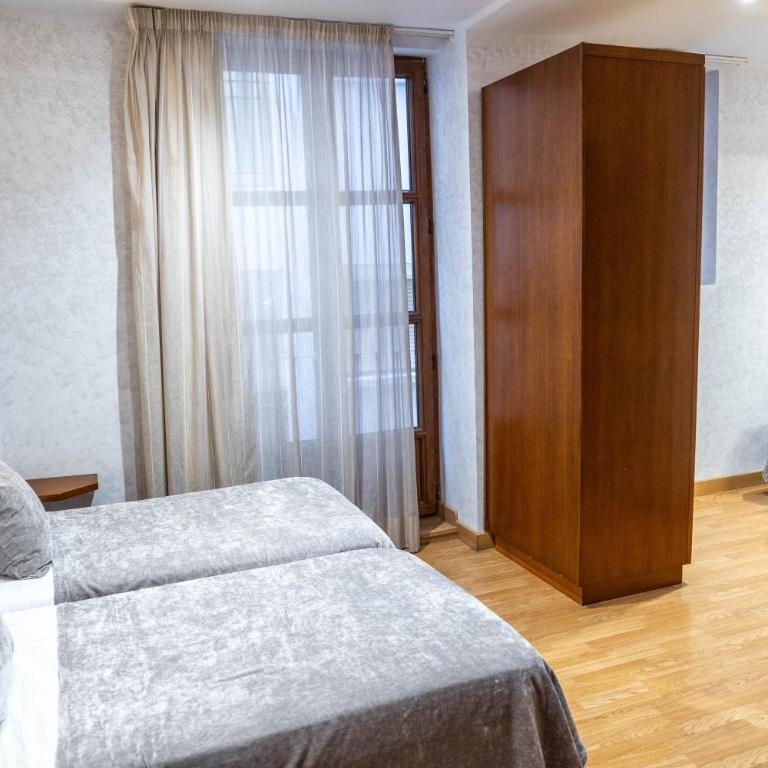 Hotel Granada Centro - Standard Triple Room - 7