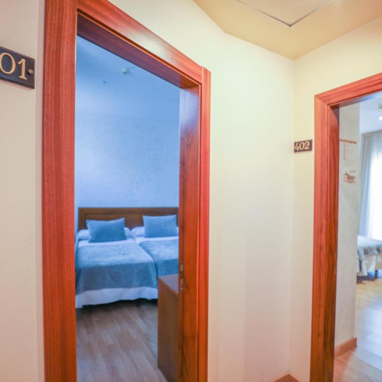 Hotel Granada Centro - Family Room - 9