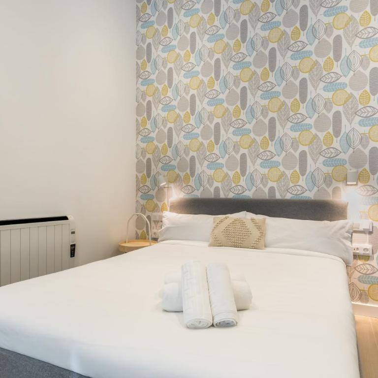 2 bedrooms 2 bathrooms- Modern and Bright- Center - Apartment - 35