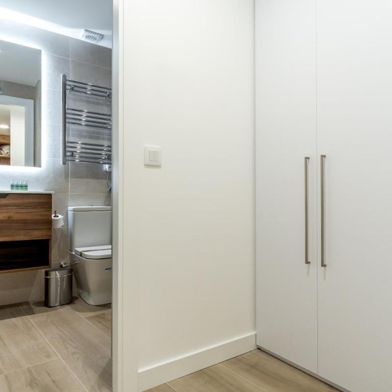 2 bedrooms 2 bathrooms- Modern and Bright- Center - Apartment - 52