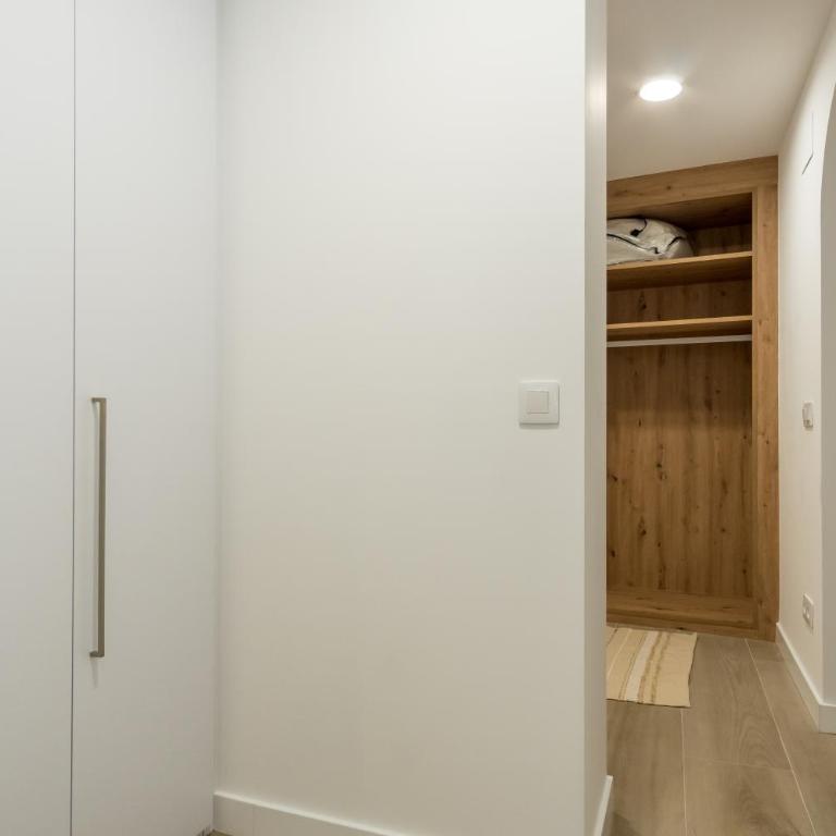 2 bedrooms 2 bathrooms- Modern and Bright- Center - Apartment - 54