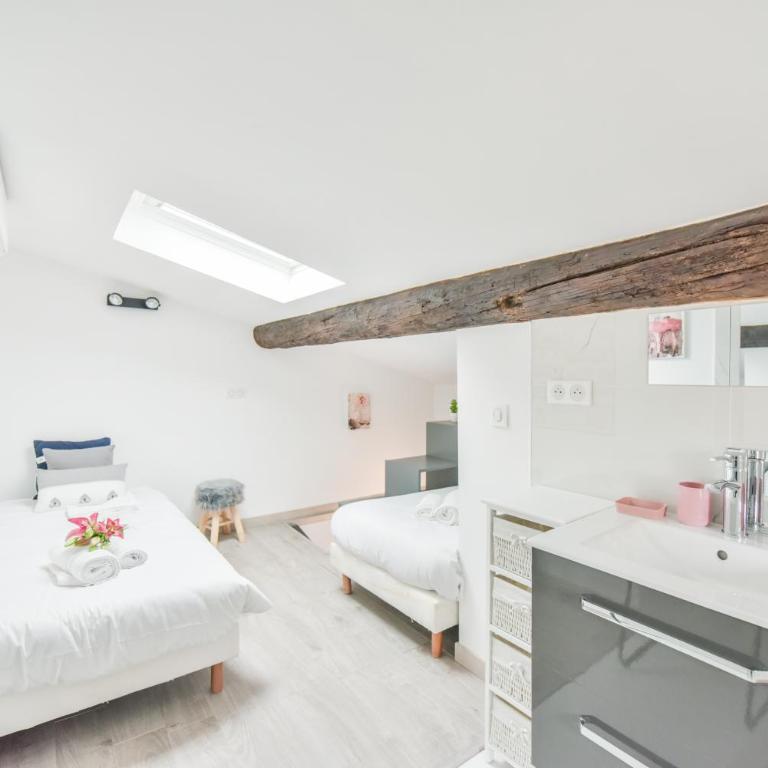 LE PETIT CASTELET - New superb flat in old Antibes, AC, WIFI, for 4 - Two-Bedroom Apartment - 2