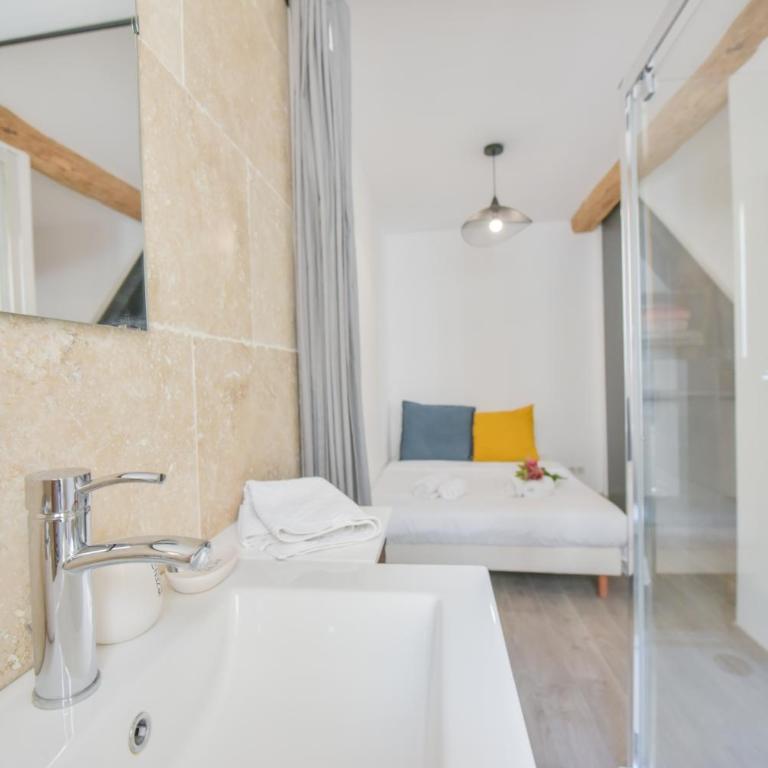 LE PETIT CASTELET - New superb flat in old Antibes, AC, WIFI, for 4 - Two-Bedroom Apartment - 3