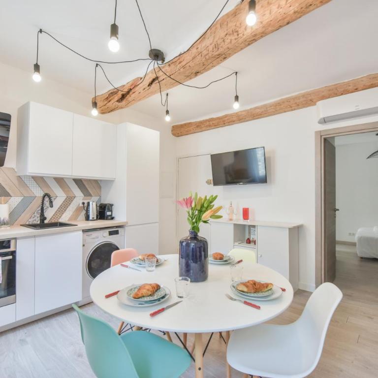 LE PETIT CASTELET - New superb flat in old Antibes, AC, WIFI, for 4 - Two-Bedroom Apartment - 4