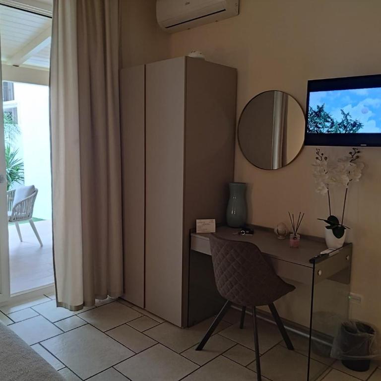 Lux Suite - Suite with Hot Tub - 10