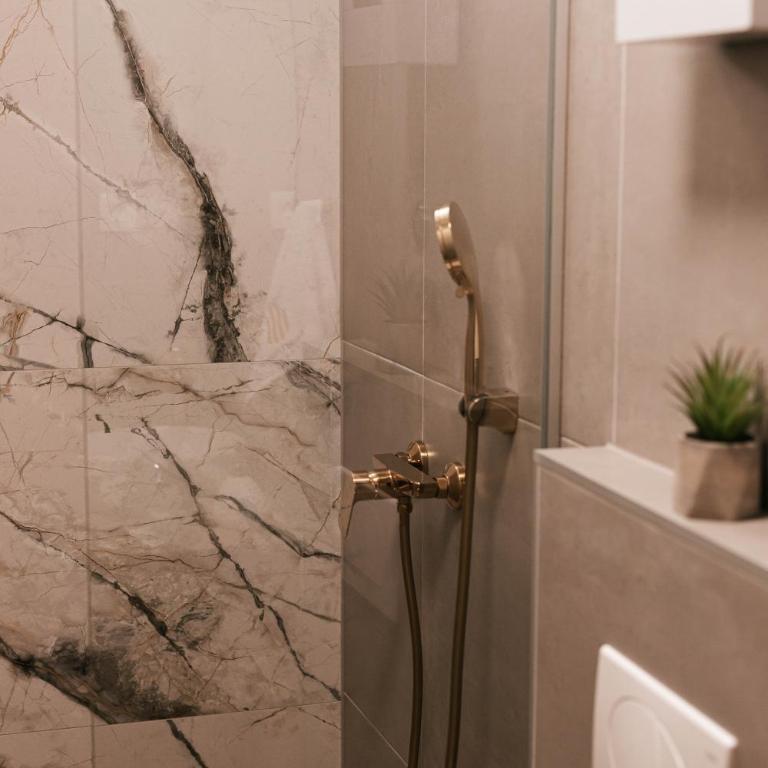 Luxury Jacuzzi Apartment - One-Bedroom Apartment - 20