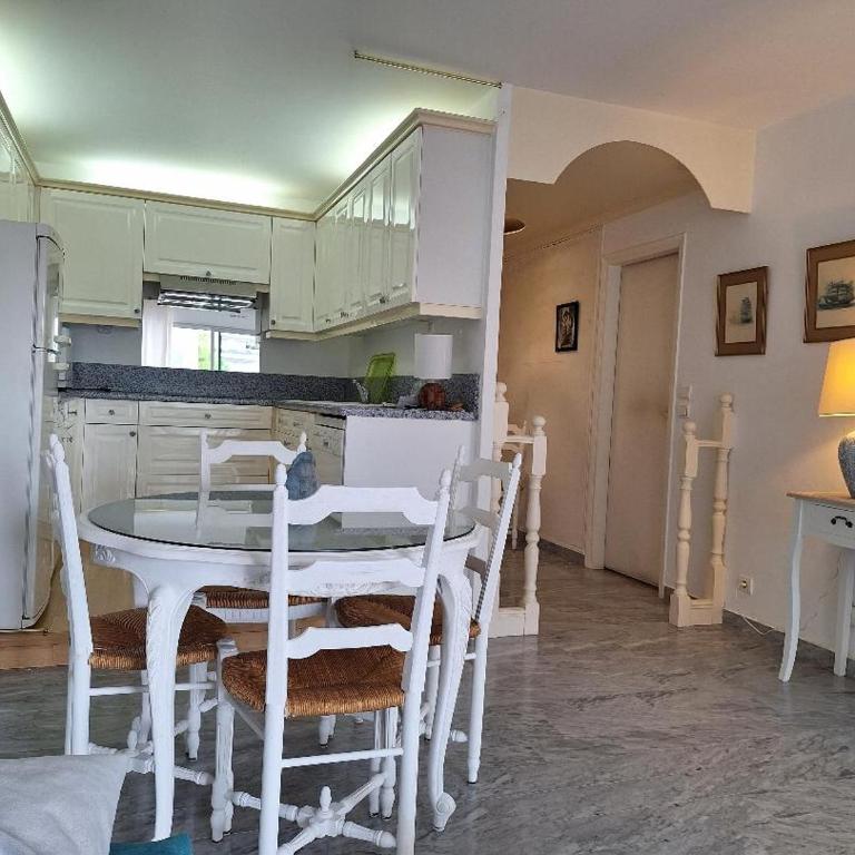 JUAN LES PINS Charming - One-Bedroom Apartment - 11