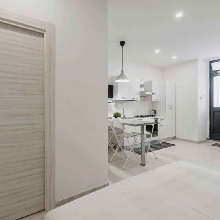 Black and White home - Studio Apartment - 6