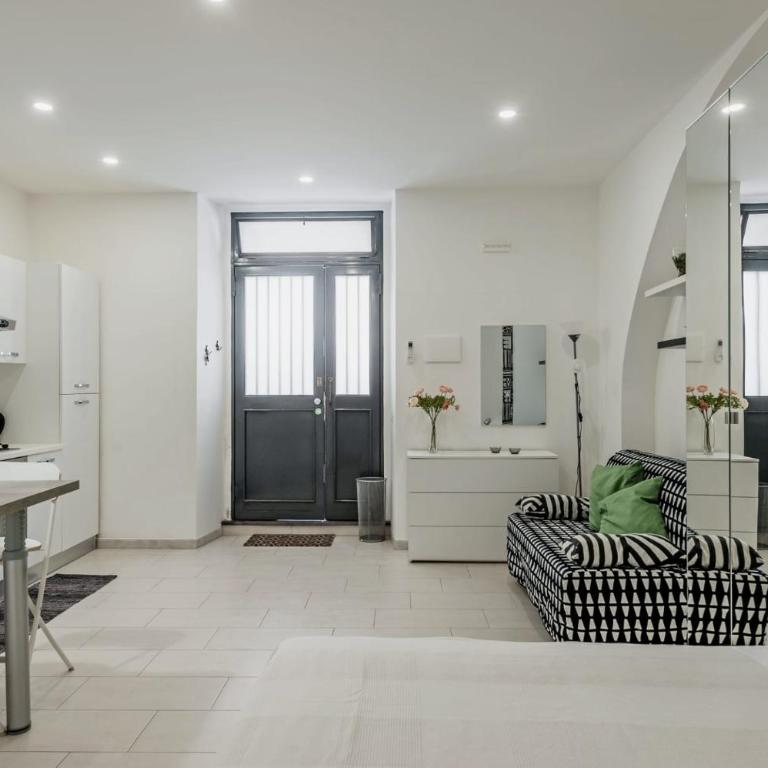 Black and White home - Studio Apartment - 7