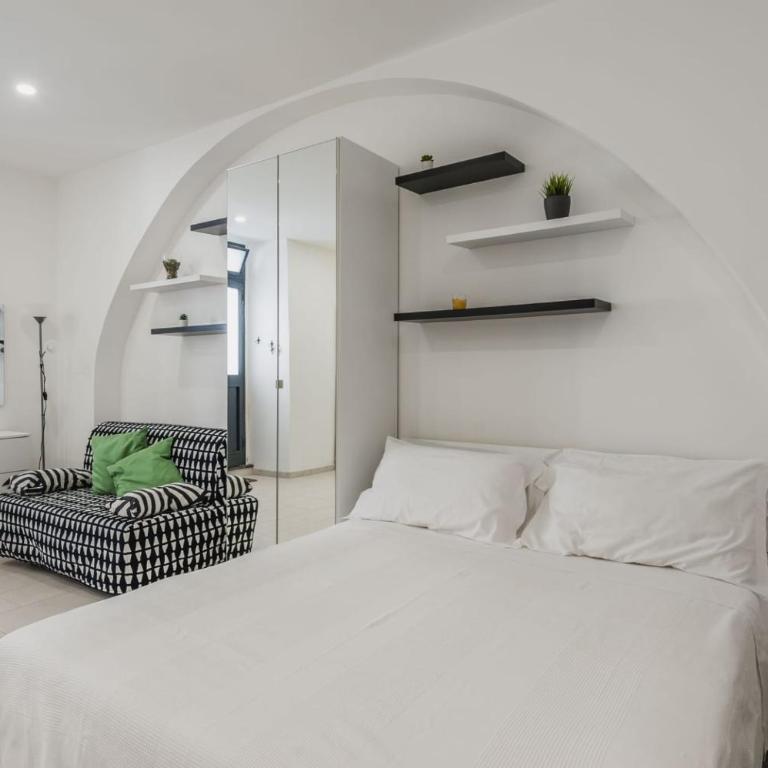 Black and White home - Studio Apartment - 8